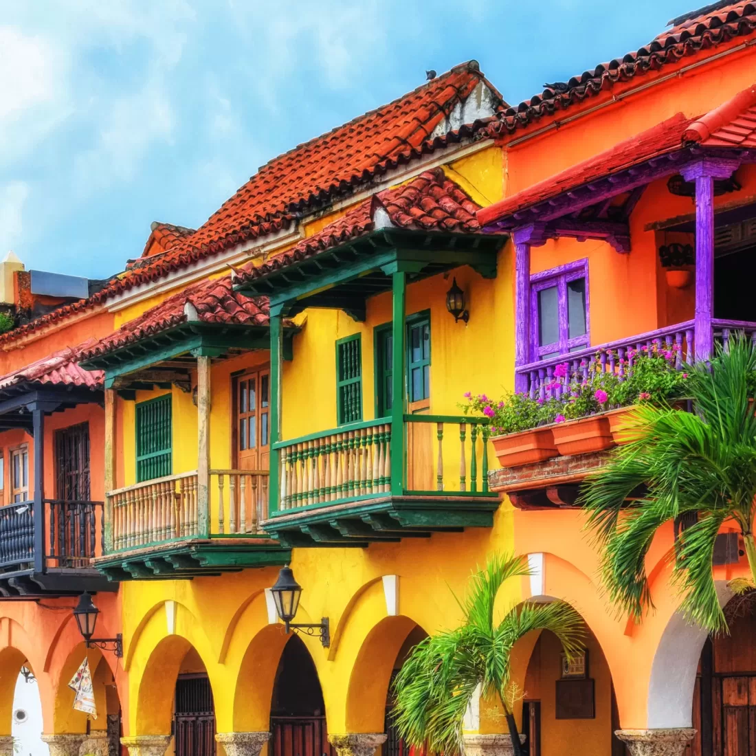 colorful,spanish,colonial,buildings,with,wooden,balconies,at,plaza,de